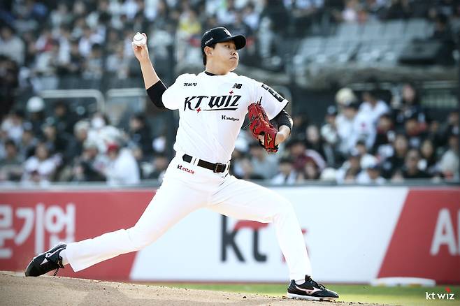 KT 소형준이 4일 수원케이티위즈파크에서 열린 2026 KBO리그 정규시즌 삼성전에 선발 등판해 역투하고 있다. 사진 | KT 위즈