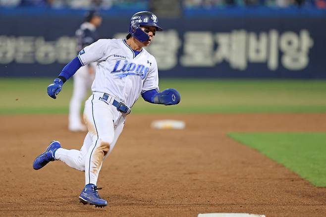 삼성 김성윤이 2일 대구삼성라이온즈파크에서 열린 2026 KBO리그 두산과 경기에서 베이스 러닝 하고 있다. 사진 | 삼성 라이온즈