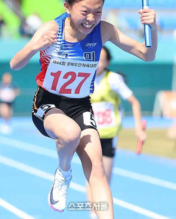 ‘소녀들의 배턴 터치‘ 육상 꿈나무들...구미시, 여초 400m 계주 우승