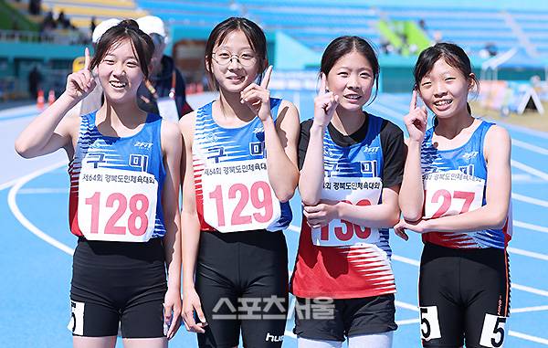 ‘소녀들의 배턴 터치‘ 육상 꿈나무들...구미시, 여초 400m 계주 우승