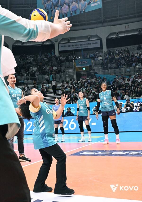 실바 딸 시아나가 시구하는 모습. /사진=KOVO