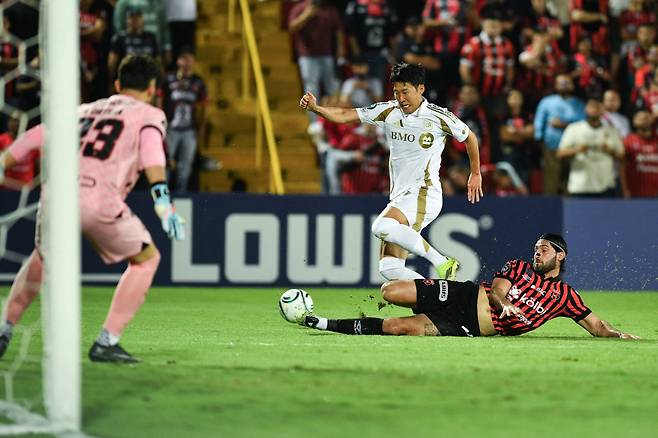 Los Angeles FC's South Korean forward #07 Son Heung-Min and Alajuelense's defender #24 Aaron Salazar fight for the ball during the CONCACAF Central American Cup round of 16 second leg football match between Costa Rica's Alajuelense and US' Los Angeles FC at the Alejandro Morera Soto Stadium in Alajuela, Costa Rica on March 17, 2026. (Photo by Ezequiel BECERRA / AFP)







<저작권자(c) 연합뉴스, 무단 전재-재배포, AI 학습 및 활용 금지>