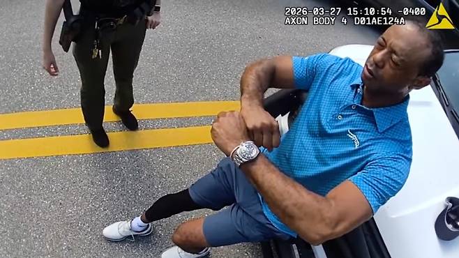 In this image taken from police body camera video released by the Martin County, Fla., Sheriff's Office, golfer Tiger Woods performs a field sobriety test for sheriff's deputies following a car crash in Jupiter Island, Fla., Friday, March 27, 2026. (Martin County Sheriff's Office via AP) AP PROVIDES ACCESS TO THIS PUBLICLY DISTRIBUTED HANDOUT PHOTO PROVIDED BY THE MARTIN COUNTY SHERIFF'S OFFICE; MANDATORY CREDIT. IMAGE TAKEN FROM POLICE BODY CAMERA VIDEO
<저작권자(c) 연합뉴스, 무단 전재-재배포, AI 학습 및 활용 금지>