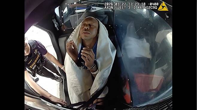 In this image from video provided by the Martin County, Fla., Sheriff's Office, golfer Tiger Woods is strapped into a police vehicle following a car crash in Jupiter Island, Fla., Friday, March 27, 2026. (Martin County Sheriff's Office via AP) AP PROVIDES ACCESS TO THIS PUBLICLY DISTRIBUTED HANDOUT PHOTO PROVIDED BY THE MARTIN COUNTY SHERIFF'S OFFICE; MANDATORY CREDIT. IMAGE TAKEN FROM POLICE BODY CAMERA VIDEO
<저작권자(c) 연합뉴스, 무단 전재-재배포, AI 학습 및 활용 금지>