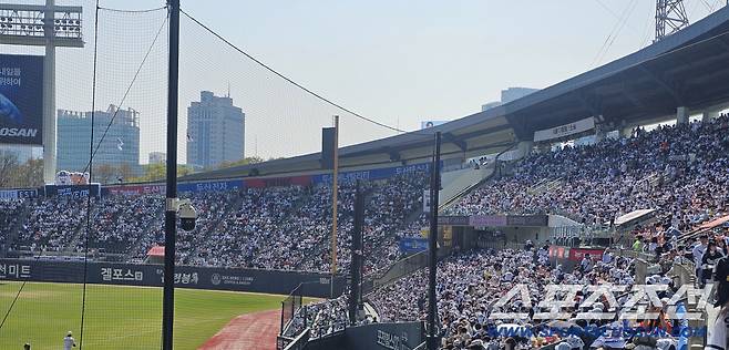 5일 두산-한화전 매진된 잠실야구장 두산쪽 응원석. 잠실=스포츠조선 정현석 기자 hschung@sportschosun.com