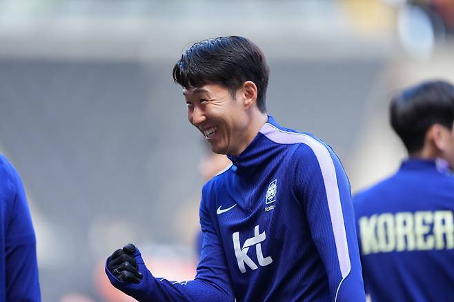 South Korea's Son Heung-Min warms up prior to the international friendly soccer match between South Korea and Ivory Coast in Milton Keynes, England, Saturday, March 28, 2026. (AP Photo/Dave Shopland)







<저작권자(c) 연합뉴스, 무단 전재-재배포, AI 학습 및 활용 금지>