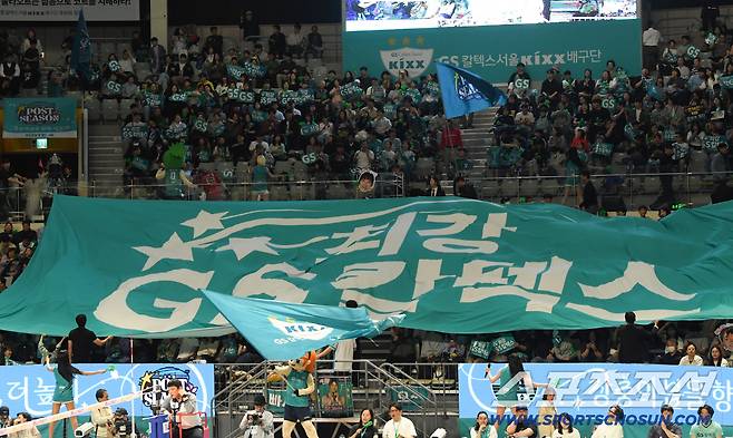 5일 장충체육관에서 열린 V리그 챔피언결정전 GS칼텍스와 도로공사의 경기. GS칼텍스 홈 팬들이 응원전을 펼치고 있다. 장충=박재만 기자 pjm@sportschosun.com/2026.04.05/