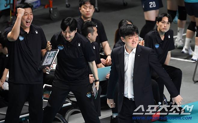 5일 장충체육관에서 열린 V리그 챔피언결정전 GS칼텍스와 도로공사의 경기. GS칼텍스 이영택 감독이 환호하고 있다. 장충=박재만 기자 pjm@sportschosun.com/2026.04.05/