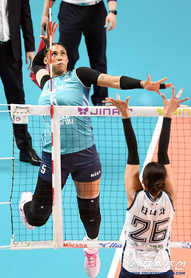 5일 장충체육관에서 열린 V리그 챔피언결정전 GS칼텍스와 도로공사의 경기. GS칼텍스 실바가 블로킹을 피해 공격을 시도하고 있다. 장충=박재만 기자 pjm@sportschosun.com/2026.04.05/