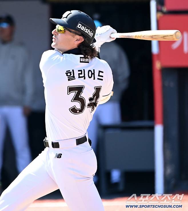 5일 수원KT위즈파크에서 열린 삼성과 KT의 경기. 3회말 1사 만루 KT 힐리어드가 1타점 희생플라이를 치고 있다. 수원=허상욱 기자wook@sportschosun.com/2026.04.05/