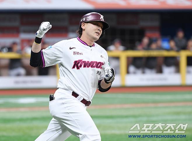 5일 서울 고척스카이돔에서 열린 LG-키움전. 9회말 무사 만루 이형종이 만루포를 친 후 환호하고 있다. 정재근 기자 cjg@sportschosun.com/2026.4.5/