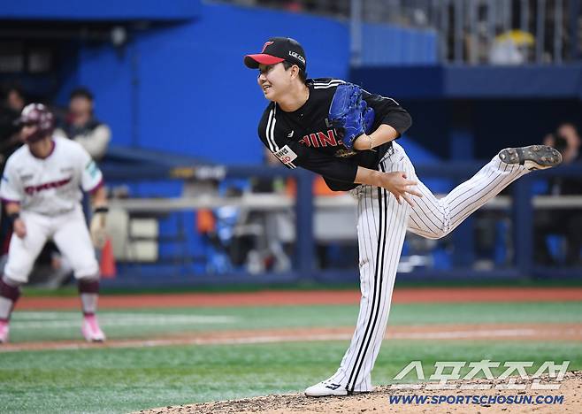 5일 서울 고척스카이돔에서 열린 LG-키움전. 9회말 무사 한 점차로 쫓긴 상황에서 등판한 유영찬이 투구하고  있다. 정재근 기자 cjg@sportschosun.com/2026.4.5/