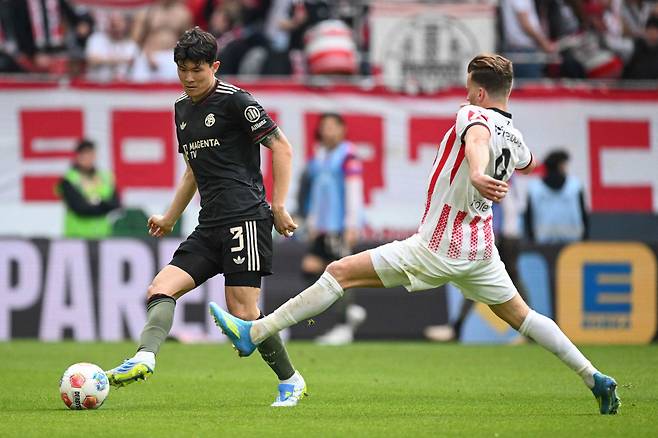 Bayern Munich's South Korean defender #03 Kim Min-Jae and Freiburg's German forward #09 Lucas Hoeler vie for the ball during the German first division Bundesliga football match between SC Freiburg and FC Bayern Munich in Freiburg, southern Germany on April 4, 2026. (Photo by Silas STEIN / AFP) / DFL REGULATIONS PROHIBIT ANY USE OF PHOTOGRAPHS AS IMAGE SEQUENCES AND/OR QUASI-VIDEO







<저작권자(c) 연합뉴스, 무단 전재-재배포, AI 학습 및 활용 금지>