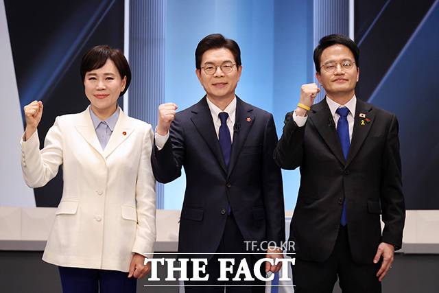 더불어민주당 전현희, 정원오, 박주민 서울시장 예비후보(왼쪽부터)가 3일 오후 서울 여의도 KBS 스튜디오에서 열린 더불어민주당 서울시장 본경선 후보자 2차 합동토론회에서 기념촬영을 하고 있다. /국회사진기자단