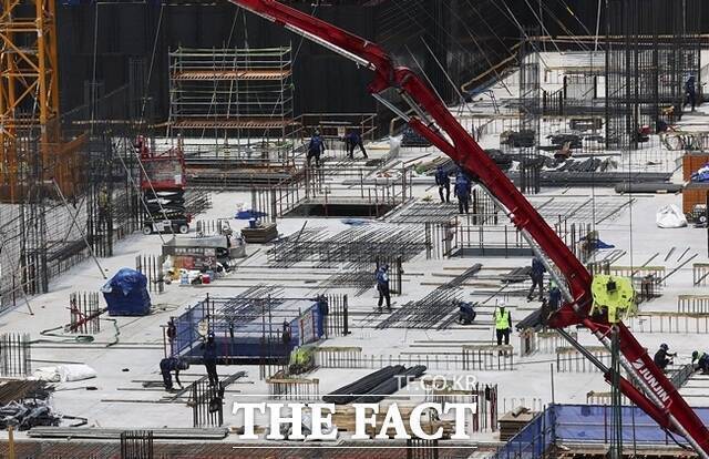 중동 전쟁 여파로 유가·환율이 급등하면서 공사비 인상 우려가 커지고 있다. /뉴시스