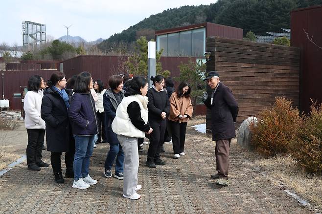정성헌 이사장이 교육생들과 함께 DMZ 평화생명동산을 둘러보며 설명하고 있다. /고운호 기자
