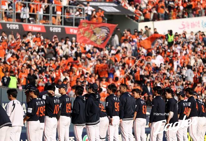 4일 서울 잠실구장에서 열린 2026 신한SOL뱅크 KBO리그 두산 베어스와의 경기에서 승리한 한화 이글스 선수단이 팬들에게 인사하고 있다. 한화이글스 제공