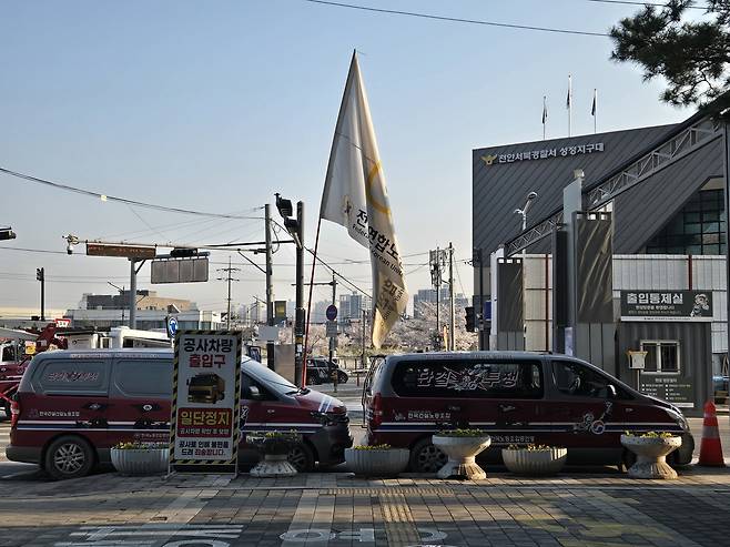 지난 2일 오전 천안역 서부역사 앞 천안역세권 혁신지구 재생사업 공사현장 입구 도로에 '한국건설산업조동조합'이라고 적힌 차량들이 줄지어 서있다. 박하늘 기자