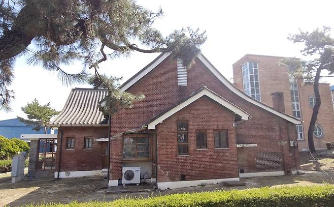 극작가 임선규는 주변의 도움으로 어렵게 충남 논산 강경읍 소재 강경공립상업학교(현재 강경상고)를 다녔다. 사진은 일제시대인 1931년에 준공된 교장 관사. 김재근 선임기자