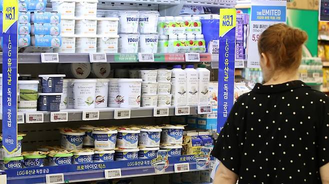 서울 시내 한 대형마트에서 유산균 요거트가 진열되어 있다. 2023.7.12. 뉴스1