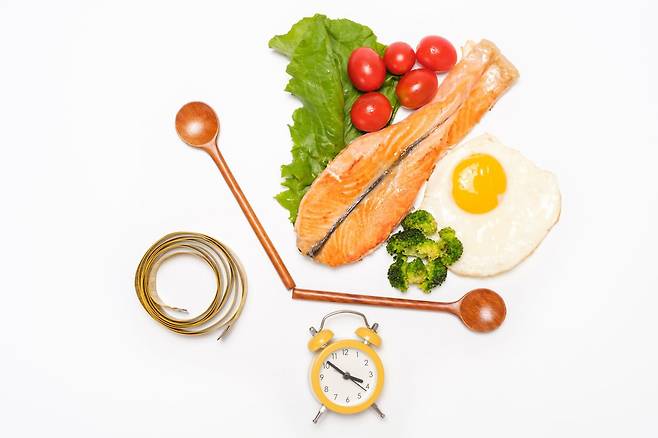 식사 시간보다 총 섭취 열량이 체중 변화의 핵심 변수였다. 게티이미지뱅크