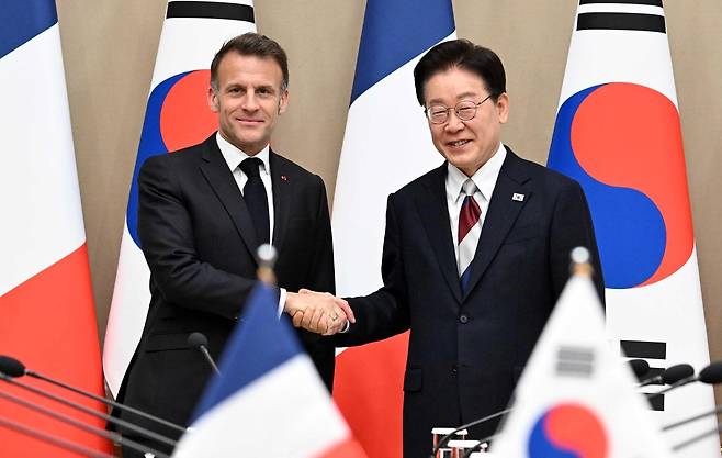 이재명 대통령과 에마뉘엘 마크롱 프랑스 대통령이 3일 청와대에서 열린 한-프랑스 확대정상회담에 앞서 기념촬영을 하고 있다. 2026.04.03. 청와대사진기자단