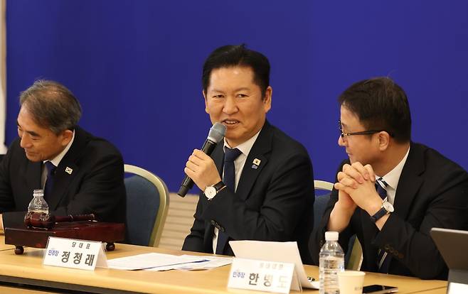 정청래(가운데) 더불어민주당 대표가 13일 전북 순창군 발효미생물산업진흥원에서 열린 ‘더불어민주당 전북 현장최고위원회’에 참석해 모두발언을 하고 있다. 뉴시스