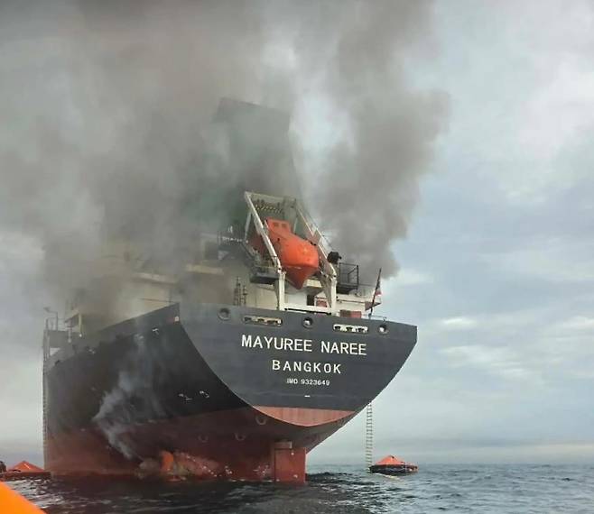 지난달 11일(현지시간) 호르무즈 해협에서 태국 화물선이 이란군의 공격을 받아 선체에서 검은 연기가 피어오르고 있다. 사진=태국 해군