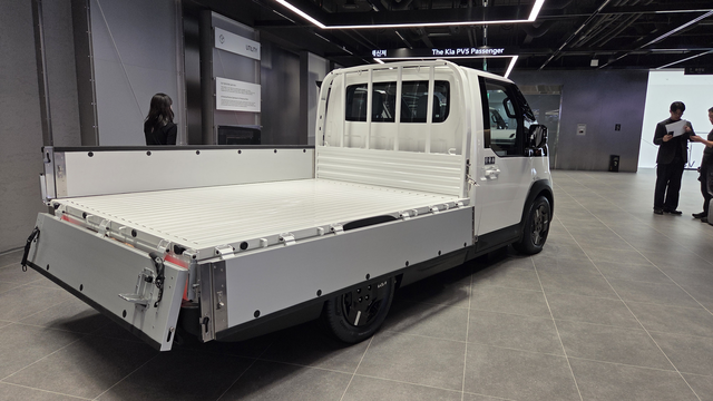 기아 PV 5 오픈베드 모델. 후석 게이트에 적재함을 오르고 내리기 수월하도록 한 발판이 눈에 띈다. 장우진 기자