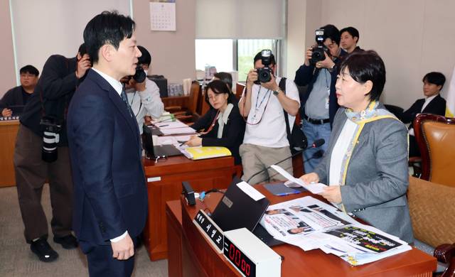 수원지검 재직 시절 ‘경기도·쌍방울그룹 대북 송금’ 사건을 수사했던 박상용 인천지검 부부장검사가 지난 4월 3일 국회에서 열린 ‘윤석열정권 정치검찰조작기소 의혹사건 진상규명’ 국정조사특별위원회 전체회의에서 ‘위헌·위법한 국조’라며 특위 위원장인 서영교 더불어민주당 의원에게 증인선서 거부 소명서를 제출한 뒤 언쟁이 오가고 있다.[연합뉴스 사진]