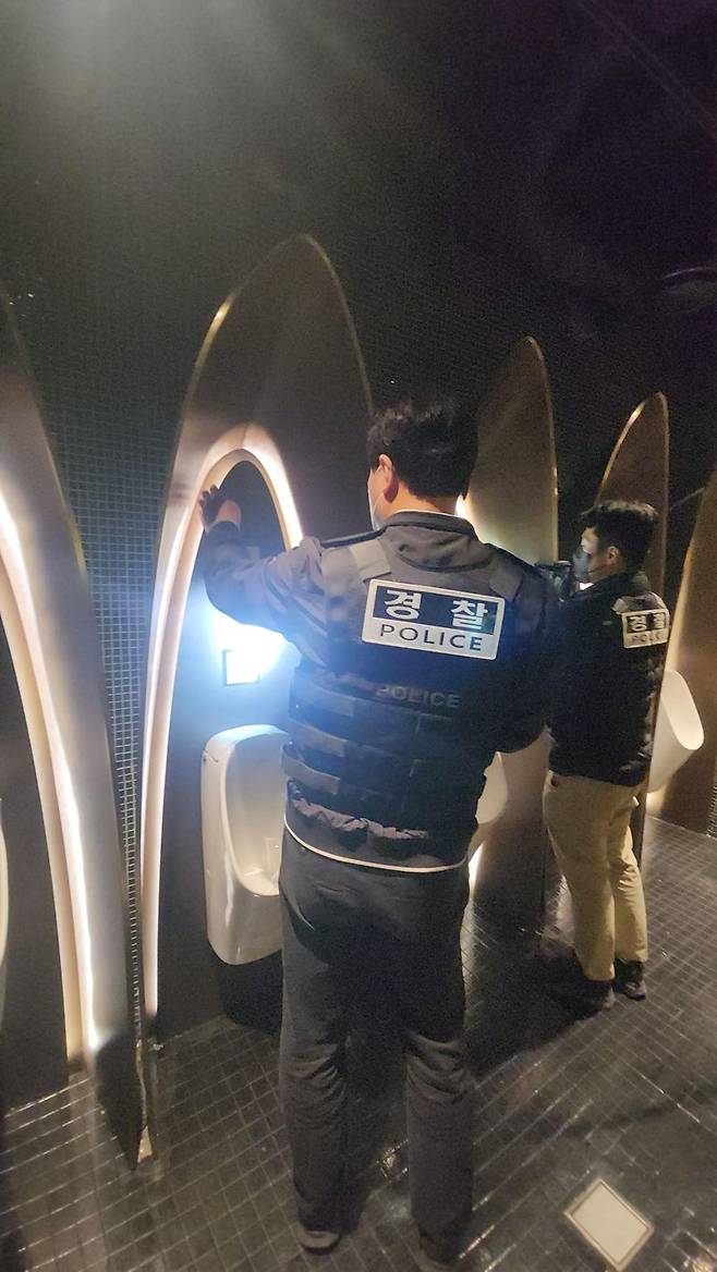 서울경찰청은 지난 3일 밤 서울 강남·서초·용산구 일대 유흥가 등 마약류 취약지역에서 경찰·소방·지자체 합동단속을 실시했다. 서울경찰청 제공