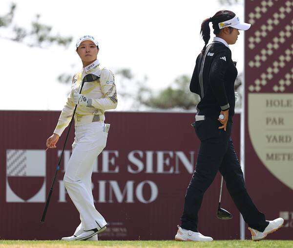 한국여자프로골프(KLPGA) 투어 2026시즌 '국내 개막전'인 신설 대회 더 시에나 오픈 우승을 차지한 고지원 프로와 준우승한 서교림 프로가 최종라운드에서 동반 경기하는 모습니다. 사진제공=KLPGA (사진을 무단으로 사용하지 마십시오.)