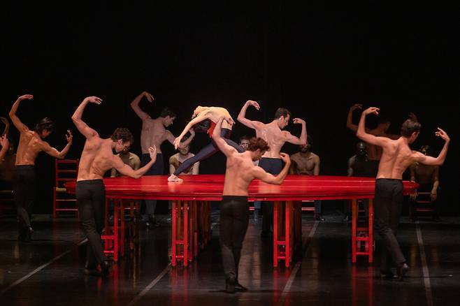 ‘베자르 발레 로잔’(BBL)의 대표작 ‘볼레로’. © BBL(사진가 그레고리 바타르돈)