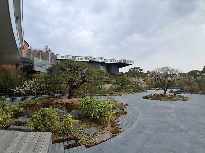 가브리엘 오로스코가 설계한 리움 야외 정원의 일부분. 중심에 매화와 풀들을 심고 보령석 돌로 동심원 혹은 반원 모양의 바닥 형태를 지은 플라자 공간 10개가 서로 맞붙어 리듬감 있게 흐름을 이루는 모양새를 보여준다. 노형석 기자