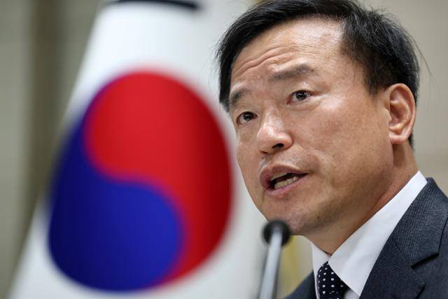 김종철 방송미디어통신위원장이 지난달 30일 정부과천청사에서 취임 100일 기자간담회를 하며 청소년의 사회관계망서비스(SNS) 규제에 대한 정부의 방향성을 설명하고 있다. 연합뉴스