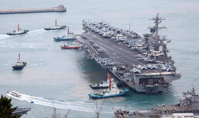 미국 해군 제1항모강습단 소속 항공모함인 칼빈슨함(CVN)이 지난달 2일 부산 해군작전기지에 입항하고 있다. 부산=연합뉴스