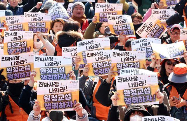 민주노총 조합원들이 지난달 10일 서울 종로구 세종대로 일대에서 열린 민주노총 투쟁 선포대회에서 구호를 외치고 있다. 뉴스1