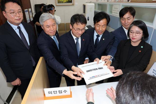 국민의힘을 제외한 원내 6개 정당 원내대표단이 3일 국회에서 헌법개정안을 공동 발의한 뒤 의안과에 제출하고 있다. 왼쪽부터 천하람 개혁신당 원내대표, 서왕진 조국혁신당 원내대표, 한병도 더불어민주당 원내대표, 윤종오 진보당 원내대표, 윤종오 진보당 원내대표, 한창민 사회민주당 대표, 용혜인 기본소득당 대표. 민경석 기자