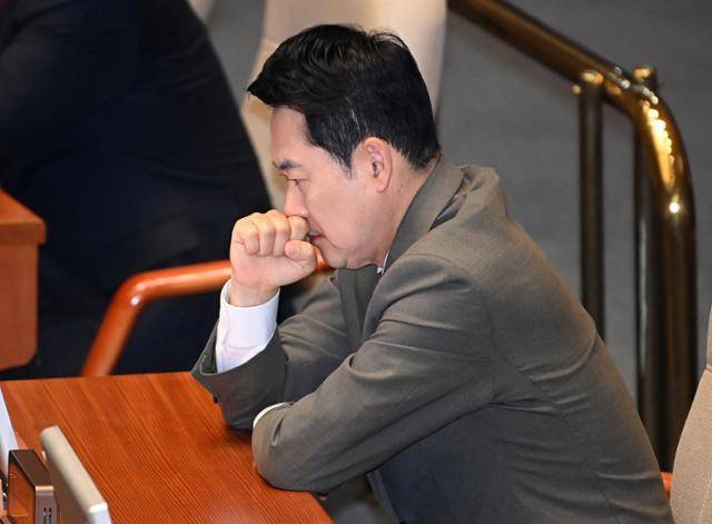 장동혁 국민의힘 대표가 2일 국회 본회의장에서 열린 이재명 대통령의 중동 사태 대응 등을 위한 추가경정예산안을 경청하고 있다. 뉴스1