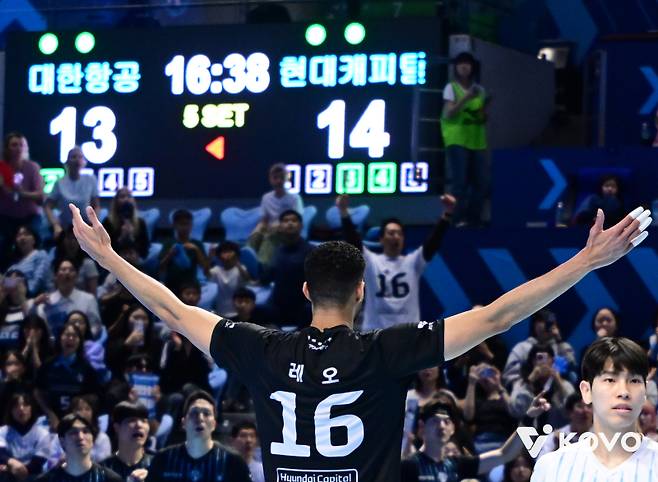 레오가 5세트 14-13에서 서브 에이스를 확신하고 기뻐하고 있다.&nbsp;