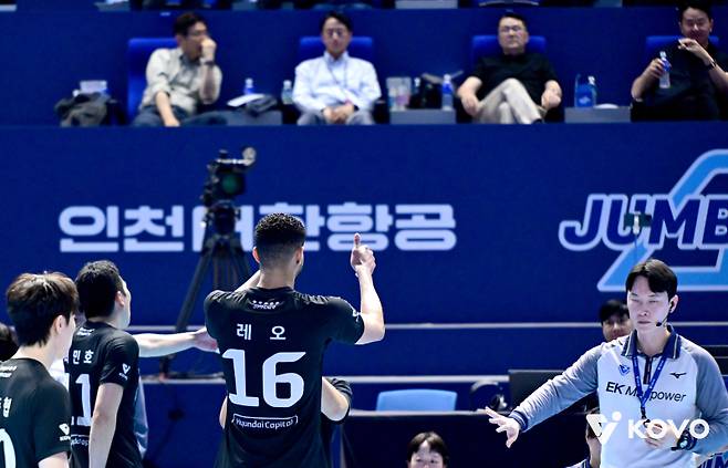 레오가 챔프전 2차전 5세트 14-13에서 자신의 서브가 비디오 판독을 통해 아웃으로 판정나자 본부석을 향해 엄지를 들어보이고 있다.&nbsp;