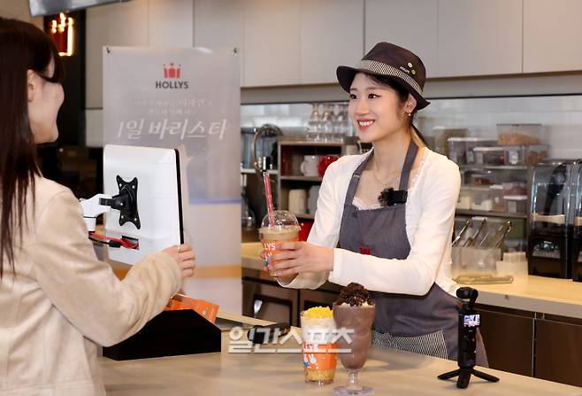 피겨스케이팅 국가대표 이해인이 5일 서울 마포구 할리스 신촌역점에서 열린 팬미팅에 앞서 직접 음료를 만들어 팬들에게 전달하고 있다. '팬들과 함께하는 1일 바리스타' 행사로 진행된 이번 팬미팅은 사전 신청으로 참석한 팬 40명에게 이해인이 직접 제조한 음료를 제공하고 함께 질의응답을 하며 소통하는 시간을 가졌다. 이날 수익금은 영아원에 기부할 예정이다. 김민규 기자 mgkim1@edaily.co.kr /2026.04.05/