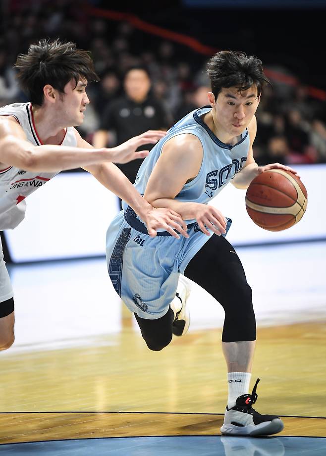 소노 이정현(오른쪽)이 5일 고양소노아레나에서 열린 정관장과의 2025~26 LG전자 프로농구 정규리그 경기서 돌파를 시도하고 있다. 사진=KBL