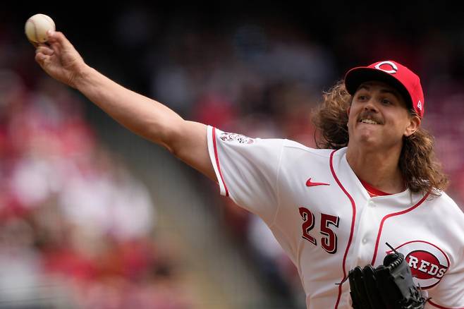 <yonhap photo-0708=""> Cincinnati Reds pitcher Rhett Lowder throws during the first inning of a baseball game between the Cincinnati Reds and the Boston Red Sox in Cincinnati, Sunday, March 29, 2026. (AP Photo/Carolyn Kaster)/2026-03-30 03:59:58/ <저작권자 ⓒ 1980~2026 ㈜연합뉴스. 무단 전재 재배포 금지, AI 학습 및 활용 금지></yonhap>