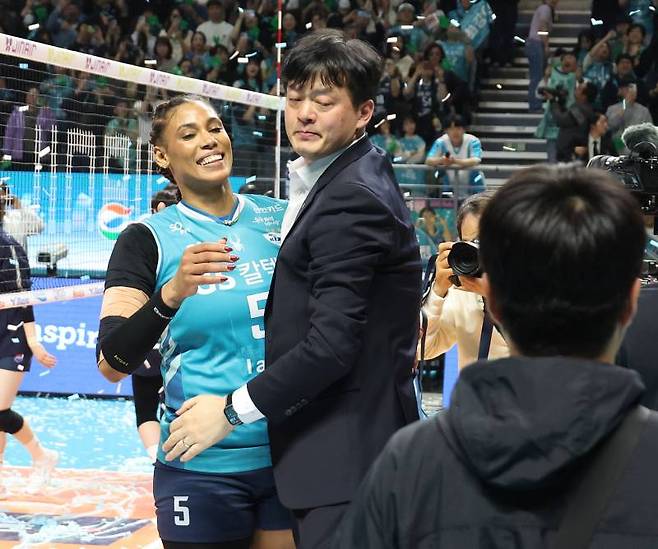 14연패를 겪은 선수들이 정상 등극을 일궈냈다. 이영택(49) GS칼텍스 감독은 눈물을 흘렸다. IS포토