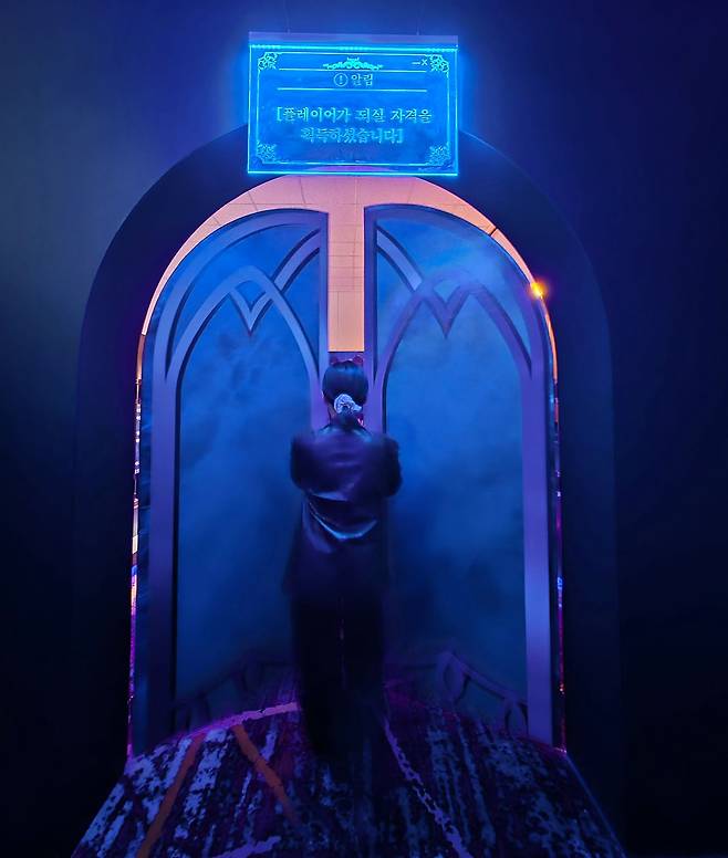 지난달 27일부터 경남 창원컨벤션센터(CECO) 상설전시장에서 진행 중인 '나 혼자만 레벨업 팝업 스토어'의 입구 게이트 모습. 이 웹툰 속 던전 입구를 구현했다. 안대훈 기자