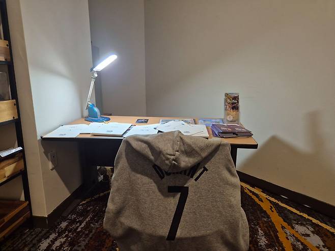 지난달 27일부터 경남 창원컨벤션센터(CECO)에서 열린 '나 혼자만 레벨업 팝업 스토어'에 웹툰을 그린 고 장성락 작가를 추모하는 작가존에 마련돼 있다. 이곳에 작가의 작업실을 구현, 작가가 실제 입었던 회색 후드티와 검은색 반바지가 전시돼 있다. 안대훈 기자