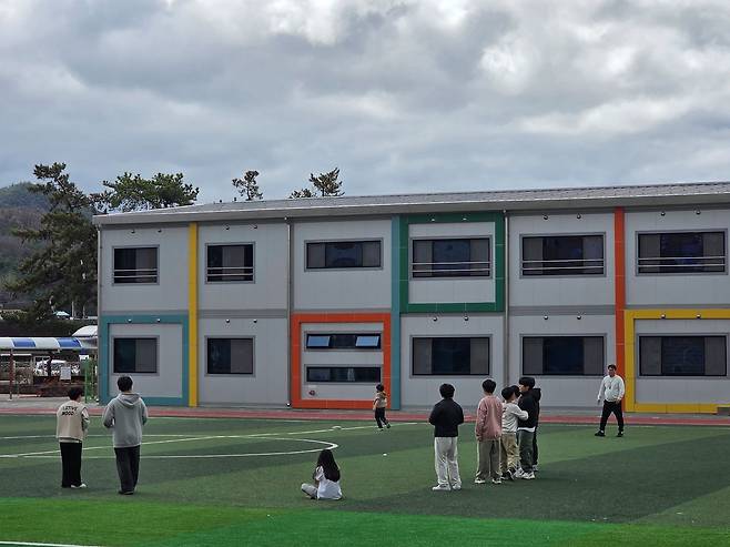 지난달 31일 군위초 전경. 아이들이 쉬는 시간 원반던지기를 하고 있다. 대구=백경서 기자