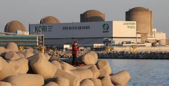 부산 기장군 한 포구에서 바라본 고리원전 2호기(오른쪽 두 번째) 전경 모습. 송봉근 객원기자