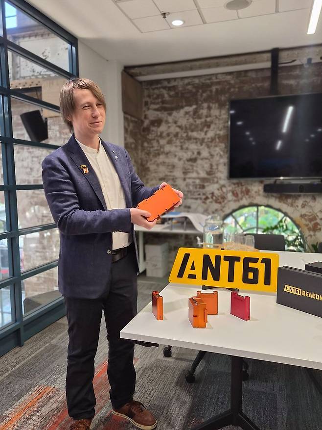 우주기술 스타트업 ANT61의 미하일 아사브킨 창립자가 자사 제품인 비콘(beacon)을 설명하고 있다. 사진 김연주 기자